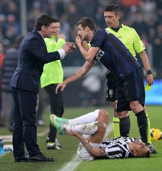 Mazzarri dà indicazioni mentre Vidal è a terra. Ansa